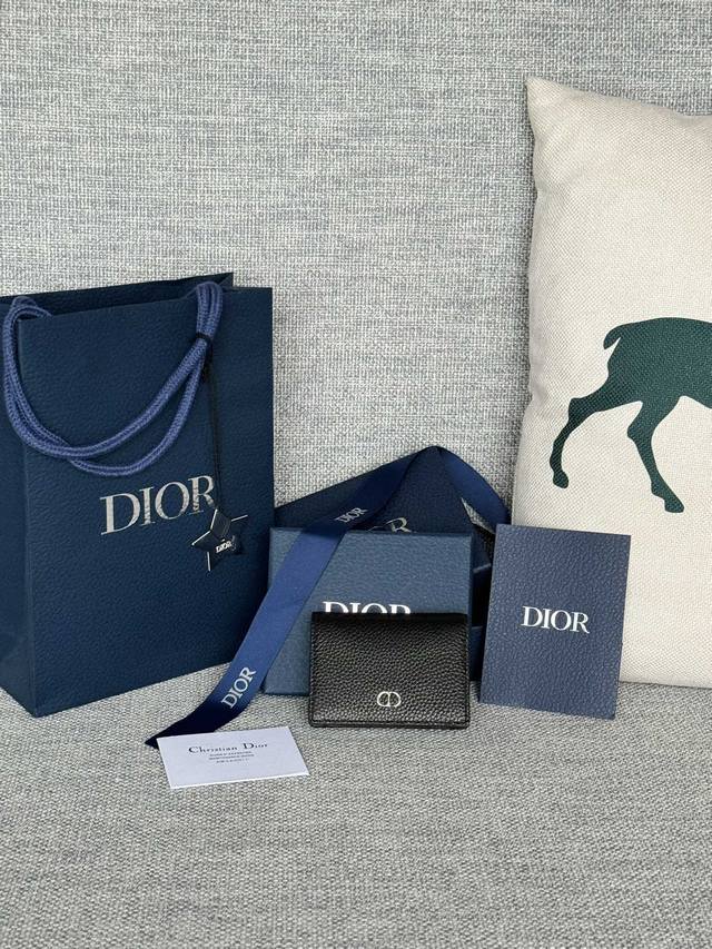 荔枝纹牛皮系列DIOR CD 马鞍名片夹尺寸：尺寸:10x6.8x1.2厘米 长x高x宽 可收纳银行卡 黑色细工镶嵌粒面牛皮革搭配 编号:2ADCH166YKS