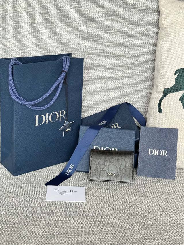 冲孔系列DIOR CD 马鞍名片夹尺寸：尺寸:10x6.8x1.2厘米 长x高x宽 可收纳银行卡 黑色细工镶嵌粒面牛皮革搭配 编号:2ADCH166YKS_H0