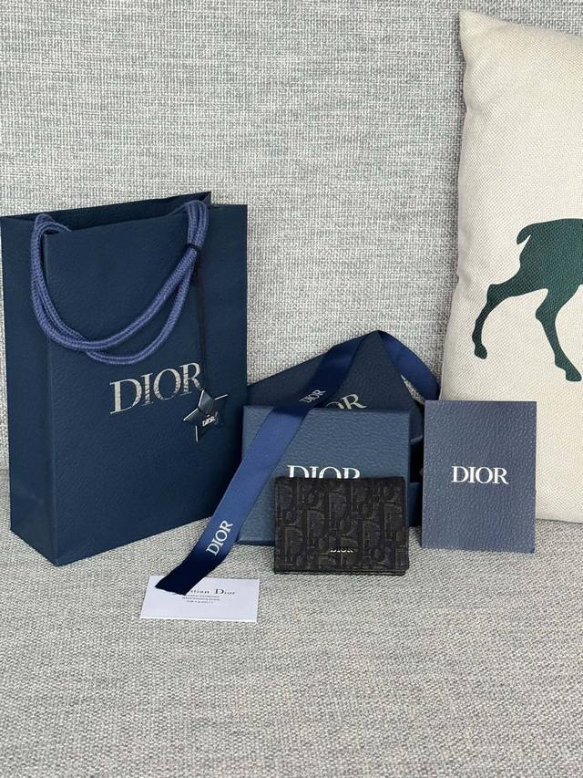 DIOR CD 马鞍名片夹尺寸：尺寸:10x6.8x1.2厘米 长x高x宽 可收纳银行卡 黑色细工镶嵌粒面牛皮革搭配 编号:2ADCH166YKS_H05E 编