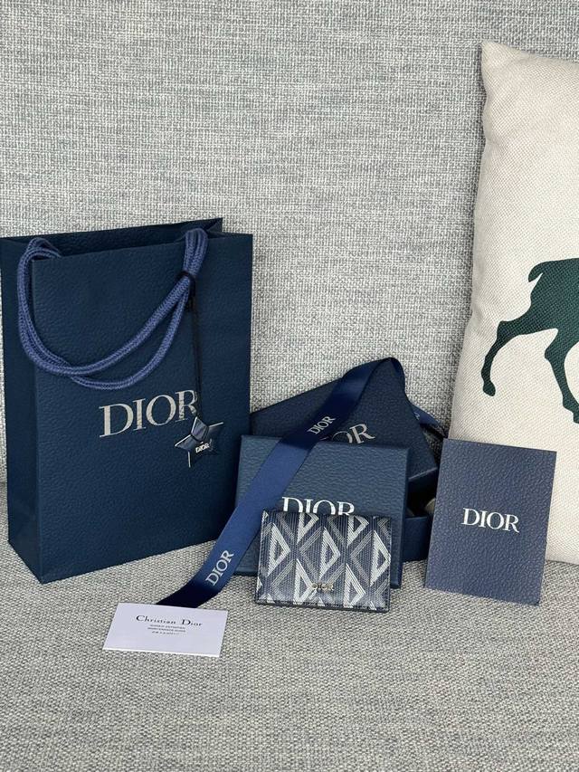 DIOR CD 马鞍名片夹尺寸：尺寸:10x6.8x1.2厘米 长x高x宽 可收纳银行卡 黑色细工镶嵌粒面牛皮革搭配 编号:2ADCH166YKS_H05E 编