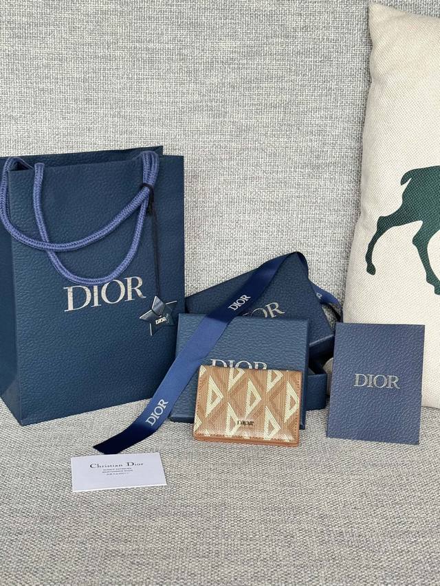 DIOR CD 马鞍名片夹尺寸：尺寸:10x6.8x1.2厘米 长x高x宽 可收纳银行卡 黑色细工镶嵌粒面牛皮革搭配 编号:2ADCH166YKS_H05E 编