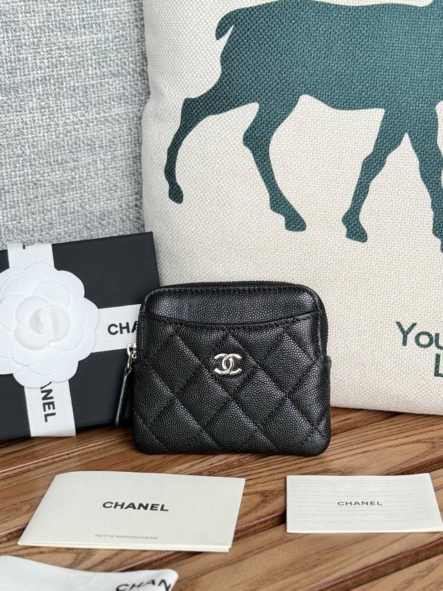 chanel 新品到货很实用的一款零钱包、 香奶奶零钱包，牛皮制作，简约大方 小巧可爱的 mini 包 拿在手里 简直太美了 nice 卡位也多内空间也大 尺寸