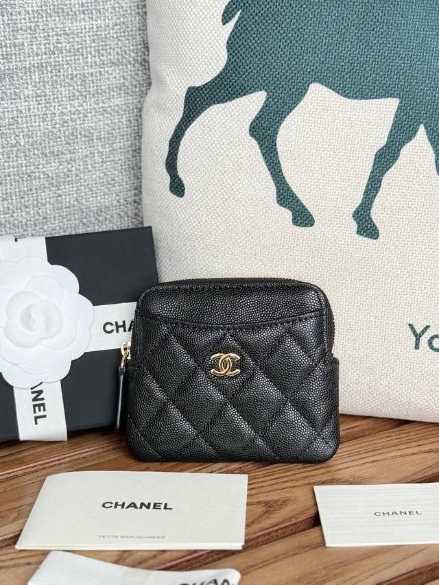 chanel 新品到货很实用的一款零钱包、 香奶奶零钱包，牛皮制作，简约大方 小巧可爱的 mini 包 拿在手里 简直太美了 nice 卡位也多内空间也大 尺寸