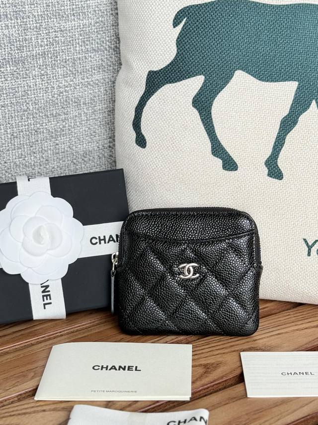 大球 chanel 新品到货很实用的一款零钱包、 香奶奶零钱包，牛皮制作，简约大方 小巧可爱的 mini 包 拿在手里 简直太美了 nice 卡位也多内空间也大