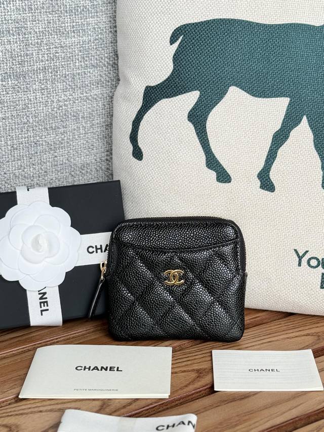 大球 chanel 新品到货很实用的一款零钱包、 香奶奶零钱包，牛皮制作，简约大方 小巧可爱的 mini 包 拿在手里 简直太美了 nice 卡位也多内空间也大