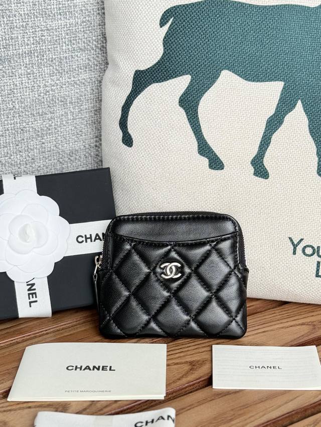 羊皮 chanel 新品到货很实用的一款零钱包、 香奶奶零钱包，牛皮制作，简约大方 小巧可爱的 mini 包 拿在手里 简直太美了 nice 卡位也多内空间也大