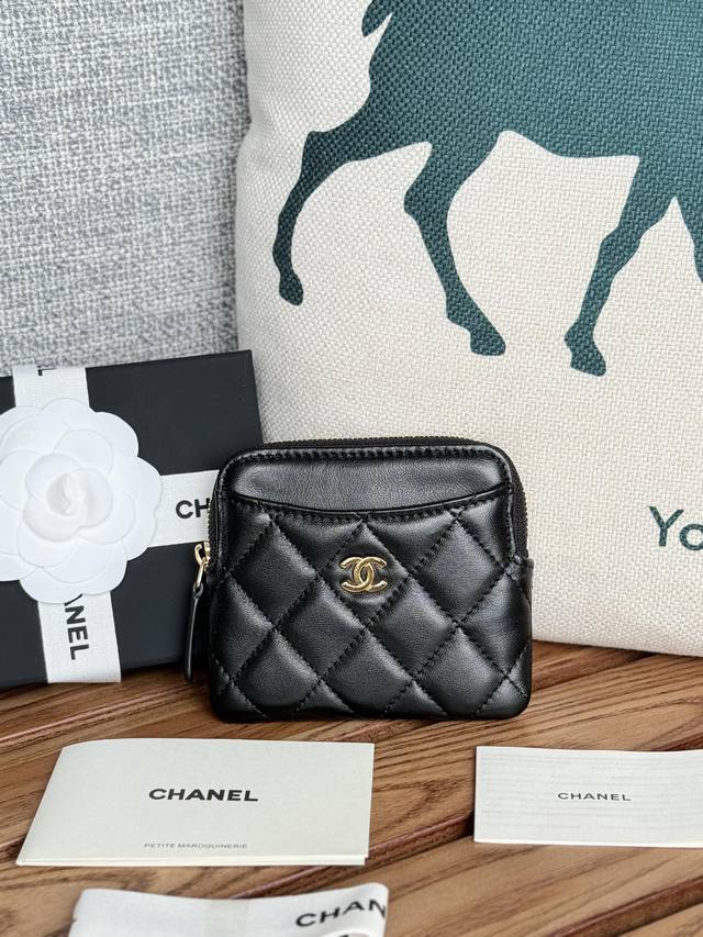 羊皮 chanel 新品到货很实用的一款零钱包、 香奶奶零钱包，牛皮制作，简约大方 小巧可爱的 mini 包 拿在手里 简直太美了 nice 卡位也多内空间也大