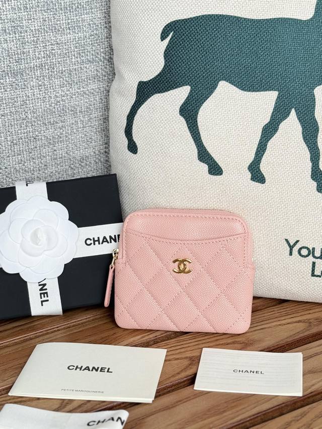 chanel 新品到货很实用的一款零钱包、 香奶奶零钱包，牛皮制作，简约大方 小巧可爱的 mini 包 拿在手里 简直太美了 nice 卡位也多内空间也大 尺寸