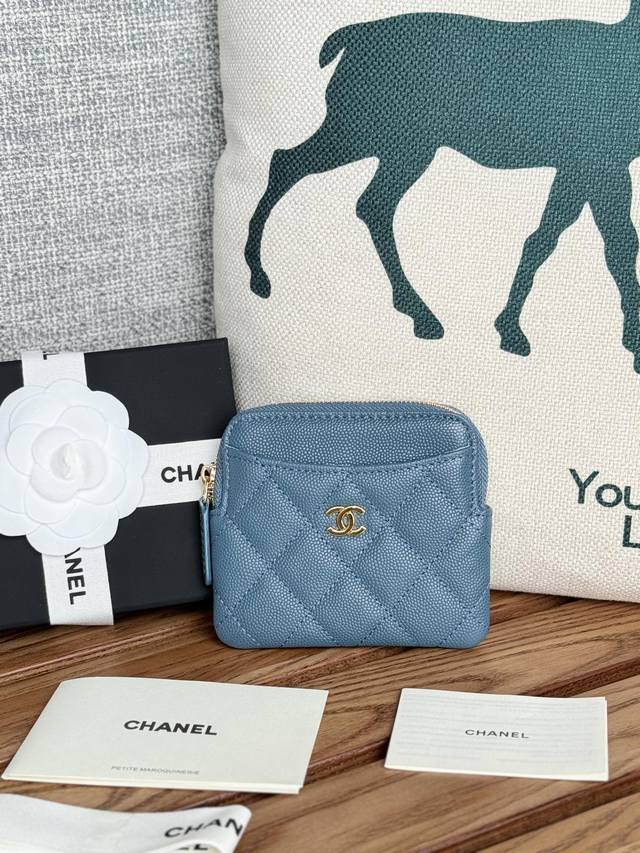 chanel 新品到货很实用的一款零钱包、 香奶奶零钱包，牛皮制作，简约大方 小巧可爱的 mini 包 拿在手里 简直太美了 nice 卡位也多内空间也大 尺寸