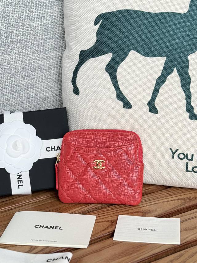 chanel 新品到货很实用的一款零钱包、 香奶奶零钱包，牛皮制作，简约大方 小巧可爱的 mini 包 拿在手里 简直太美了 nice 卡位也多内空间也大 尺寸