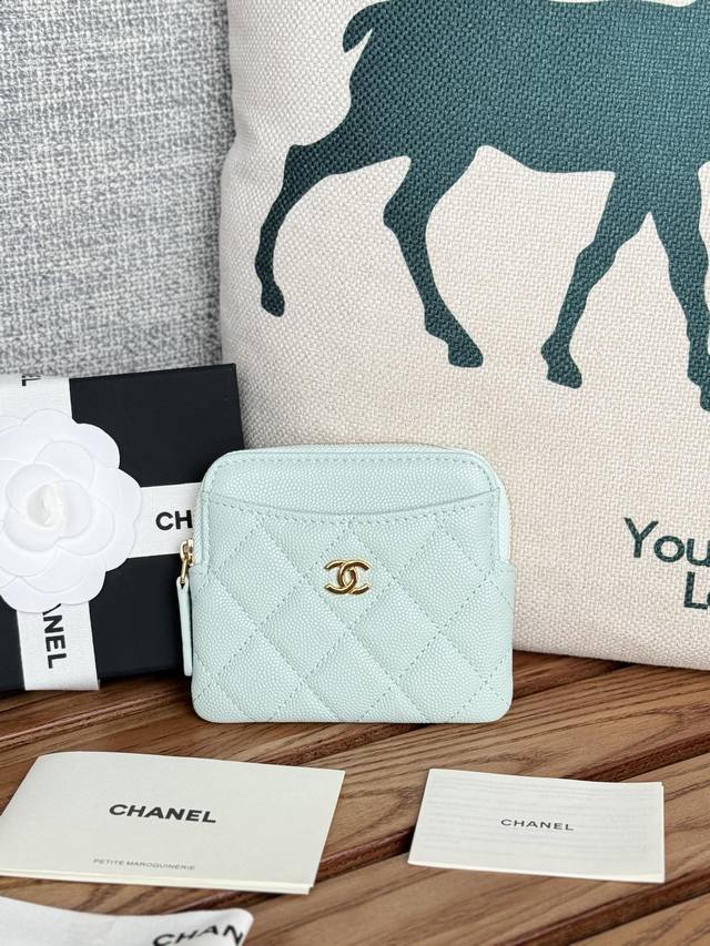 chanel 新品到货很实用的一款零钱包、 香奶奶零钱包，牛皮制作，简约大方 小巧可爱的 mini 包 拿在手里 简直太美了 nice 卡位也多内空间也大 尺寸