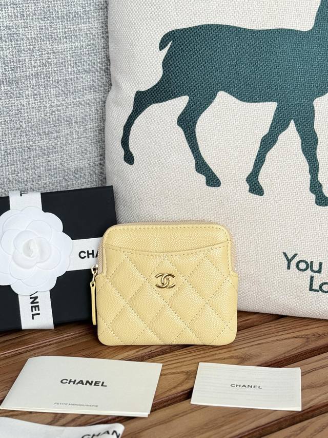 chanel 新品到货很实用的一款零钱包、 香奶奶零钱包，牛皮制作，简约大方 小巧可爱的 mini 包 拿在手里 简直太美了 nice 卡位也多内空间也大 尺寸