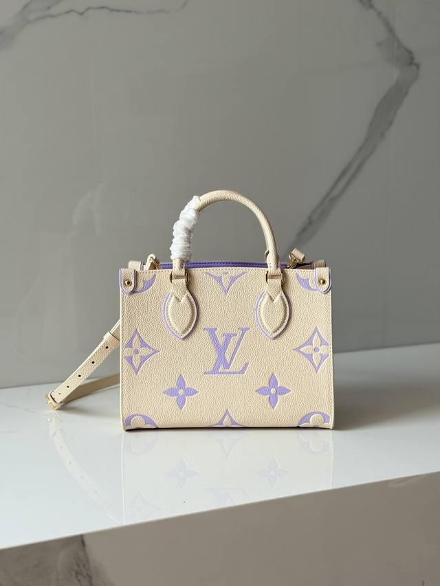 M46647白紫 OnTheGo 手袋为 Monogram Empreinte 皮革压印大号 Monogram 花卉和 LV 字母，搭配 Toron 手柄和长肩