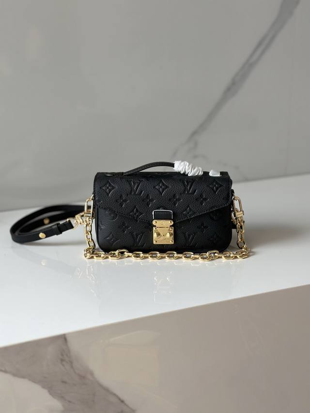 M46595黑色本款 Pochette Metis East West 手袋为 Monogram Empreinte 皮革压印 Monogram 图案，将经典元