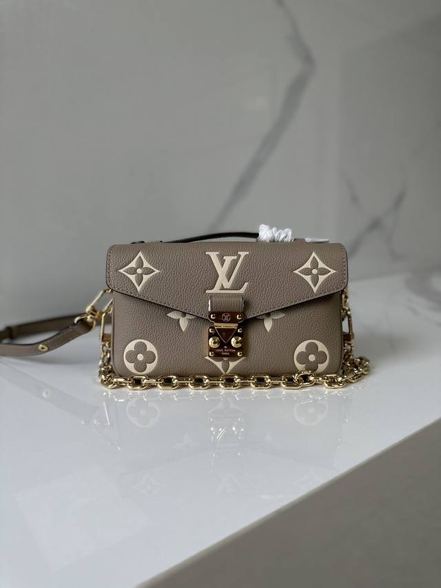 M23081灰色丝印 本款 Pochette Metis East West 手袋为 Monogram Empreinte 皮革压印 Monogram 图案，将