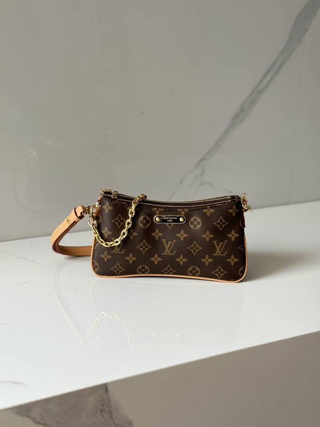 Liv pochette 手袋 M83008 老花 Monogram 帆布中的 Liv pochette double 设计为紧贴在手臂下。它配有可拆卸的金色链