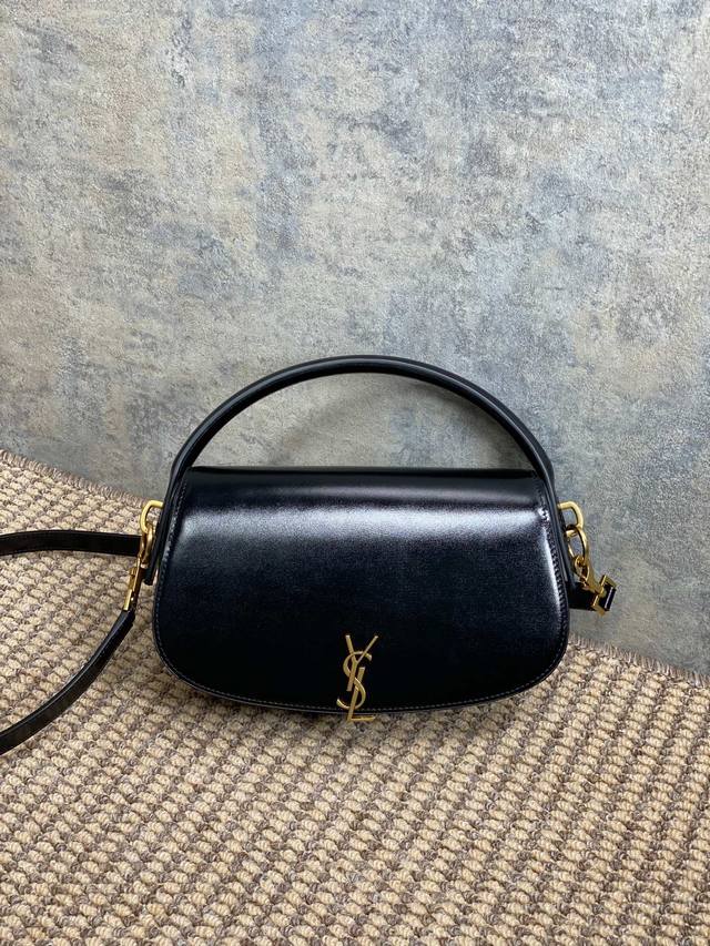 YSL 2024新款Voltair Box皮腋下包 搭配复古金属，采用质感超好的BOX小牛皮，包身线条简洁利落、复古高级感。可手拎腋下，满足日常出行容量，肩带可