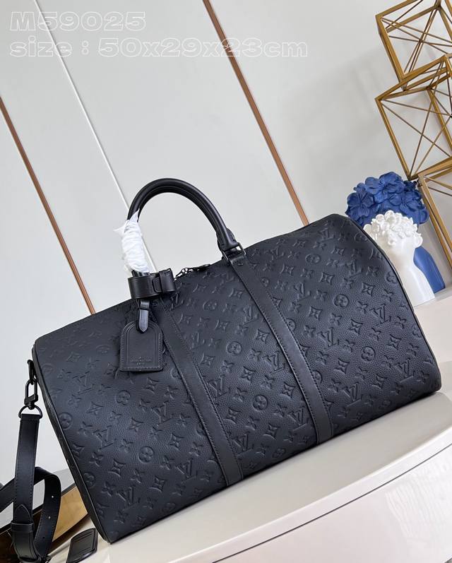 出厂价 顶级原单 M59025 本款 Keepall 旅行袋为细腻牛皮革压印 Monogram 图案，焕新品牌经典之作的同时见证匠心工艺。机舱行李尺寸可轻松收纳