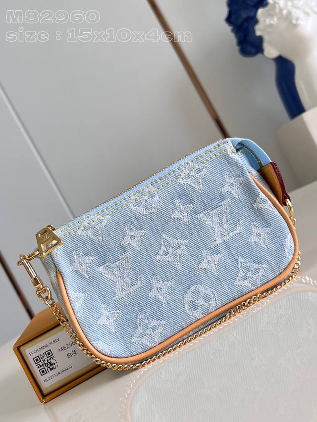 出厂价 顶级原单 M82960白花 本款 Mini Pochette Accessoires 手拿包采用Monogram Denim 棉布，将 Monogram