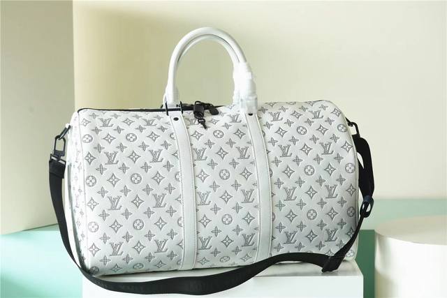 顶级原单 白色 KEEPALL BANDOULIèRE 50 旅行袋 本款 Keepall Bandoulière 50 旅行袋取材柔软 Monogram Sh