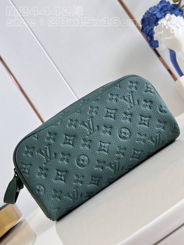 顶级原单 独家实拍 M24442绿 本款 Dopp Kit 盥洗袋汲取户外美景灵感，为柔软耐磨的 Monogram 压纹 Taurillon 皮革深染浓郁色调。