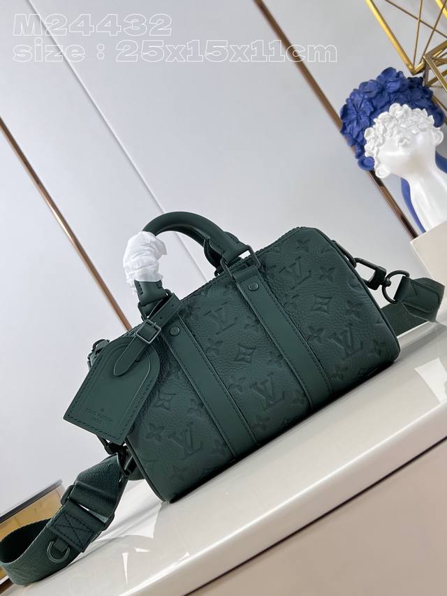 顶级原单 独家实拍 M24432绿 经典 Keepall 旅行袋于 2024 年以柔软 Monogram 压纹 Taurillon 皮革裁出紧凑构型，经由深染工