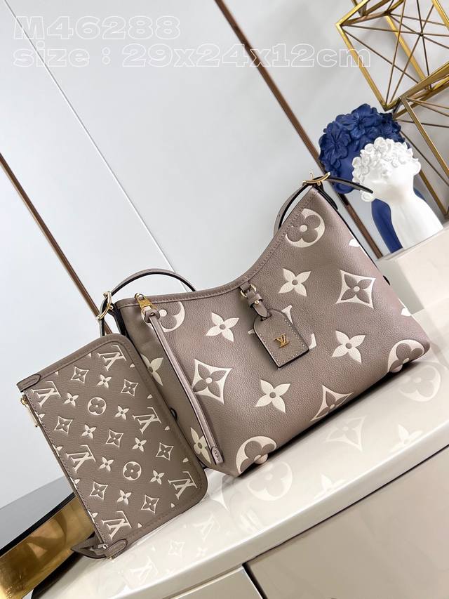 独家实拍 M46288灰丝印 M47180 本款 CarryAll 小号手袋取材 Monogram Empreinte 压纹皮革，以柔软质地贴合身形。考究内层设