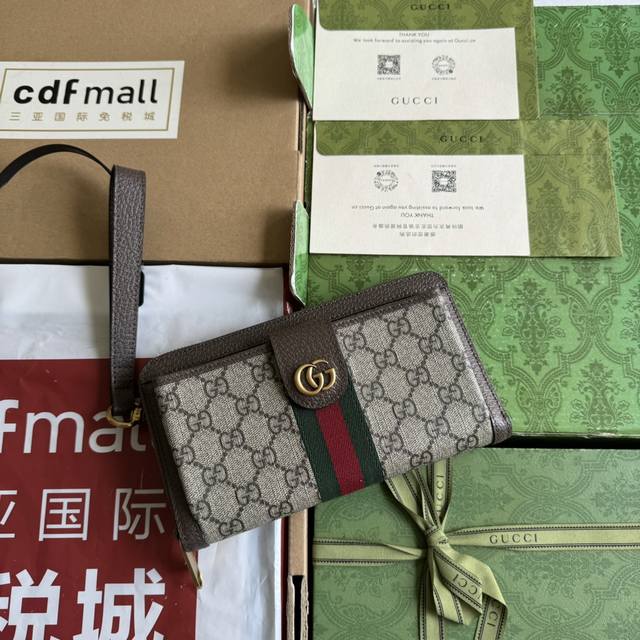 配全套原厂绿盒包装 新品 GG Ophidia系列融合Gucci传统精髓与现代设计，匠心呈献亮眼新作。这款钱包以灰色和黑色GG Supreme帆布匠心打造，缀饰