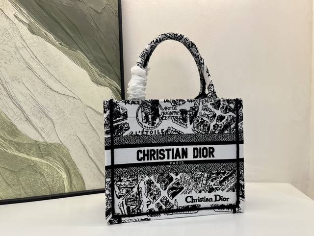 原单质量 巴黎地图小号Book Tote 手袋由 Dior 女装创意总监玛丽亚 嘉茜娅 蔻丽 Maria Grazia Chiuri 设计，是体现 Dior 美