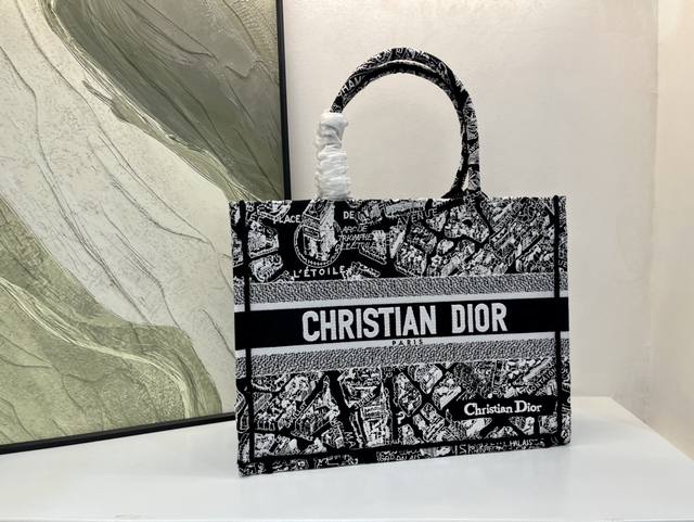 原单质量 巴黎地图中号Book Tote 手袋由 Dior 女装创意总监玛丽亚 嘉茜娅 蔻丽 Maria Grazia Chiuri 设计，是体现 Dior 美