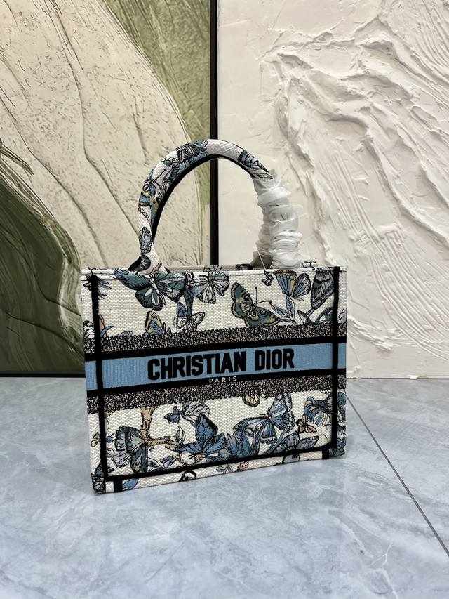 原单品质 织带蝴蝶小号Book Tote 手袋由 Dior 女装创意总监玛丽亚 嘉茜娅 蔻丽 Maria Grazia Chiuri 设计，是体现 Dior 美