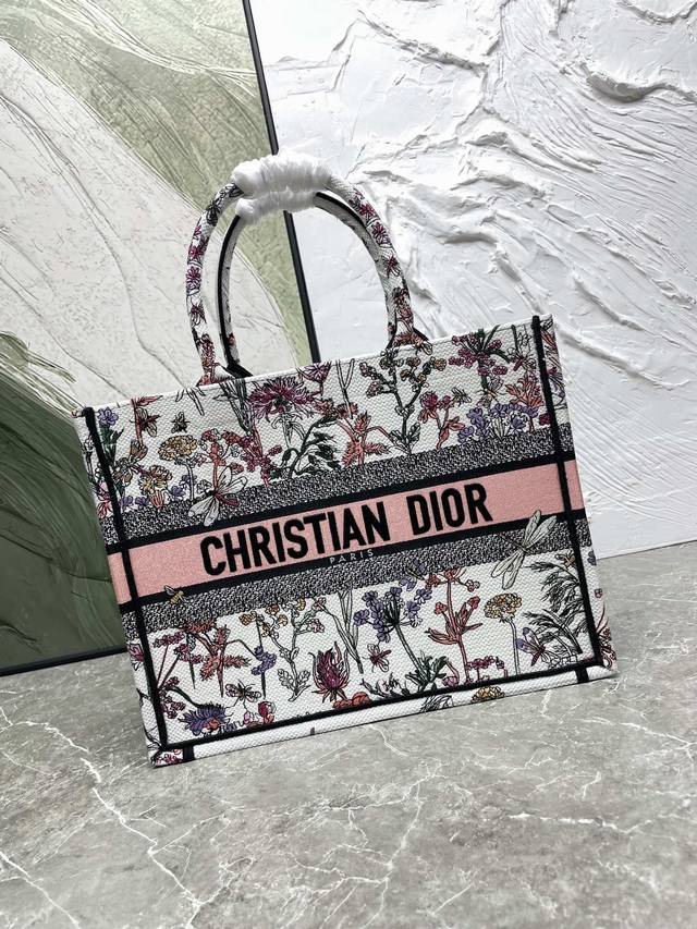 原单品质 繁花蜻蜓中号Book Tote 手袋由 Dior 女装创意总监玛丽亚 嘉茜娅 蔻丽 Maria Grazia Chiuri 设计，是体现 Dior 美