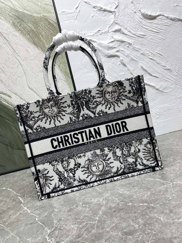 原单质量 太阳花中号Book Tote 手袋由 Dior 女装创意总监玛丽亚 嘉茜娅 蔻丽 Maria Grazia Chiuri 设计，是体现 Dior 美学