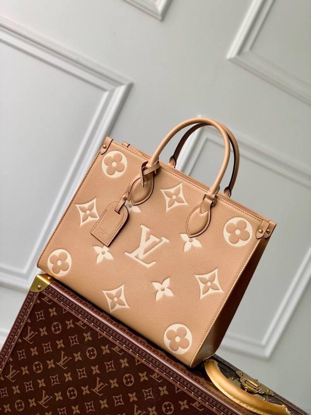 特惠 原单M45595浅黄丝印 本款 OnTheGo 中号 Tote 包将 Medium Monogram 图案先印染后压印于柔软粒面牛皮革，其充裕内里可容纳笔