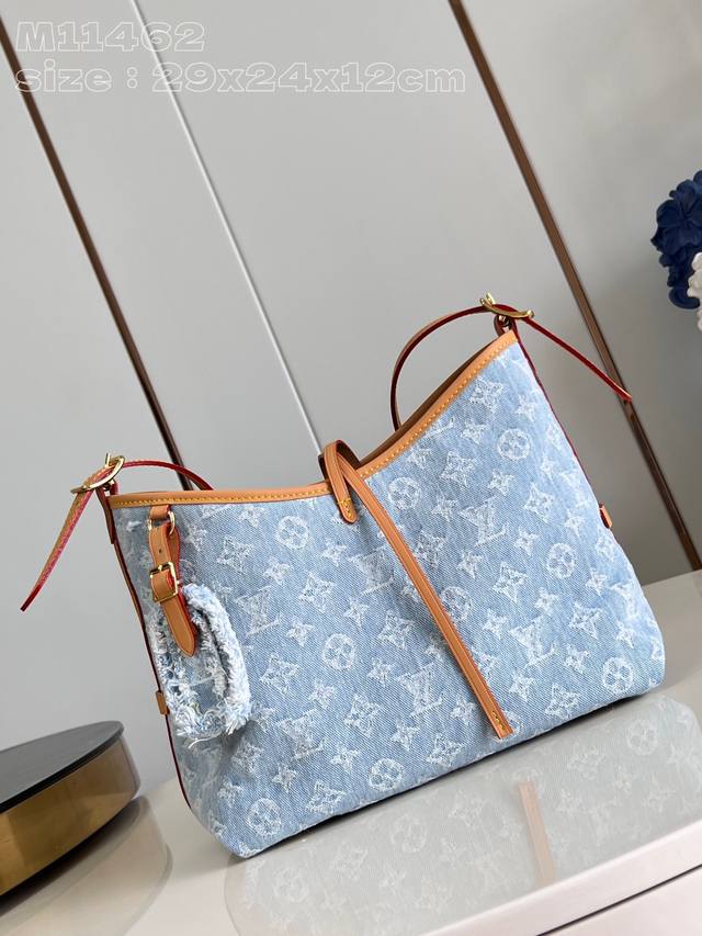 批 顶级原单 独家实拍 M11462 本款 Carryall 小号手袋出自 LV By The Pool 系列，以 Monogram Denim 棉料展现砂洗