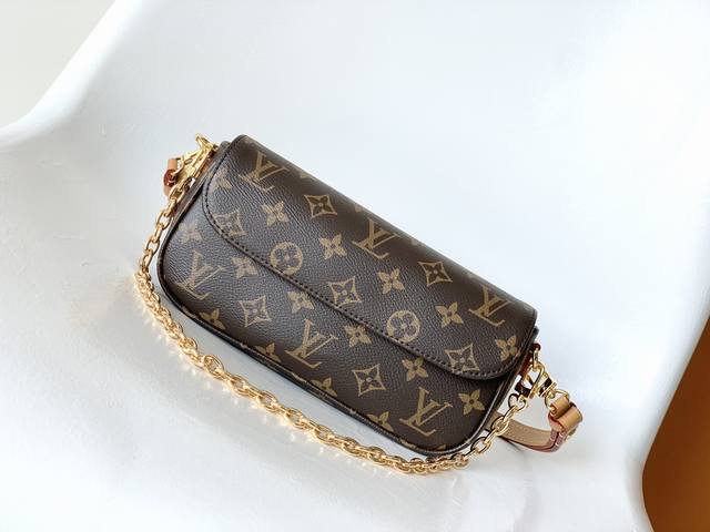 调价质量版本升级顶级原单 M81911 Wallet On Chain Ivy 手袋取材 Monogram 帆布，灵感源自 2000 年代的 Sac Recol