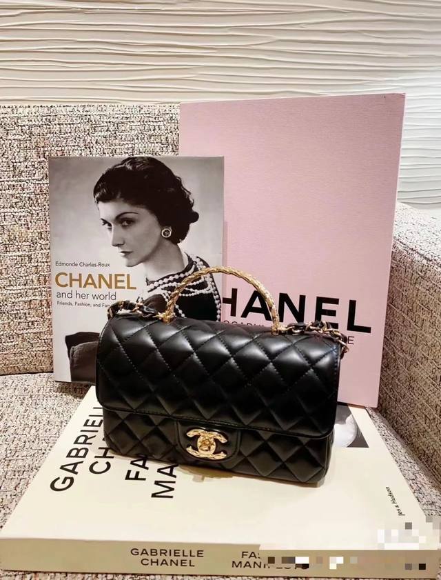 出货啦！独家首发chanel 24A 新款cf Mini Handle本来只是想随便看看的but手柄好重工不用担心皮手柄被磨损啦金属扣跟经典款不一样很特别很bl