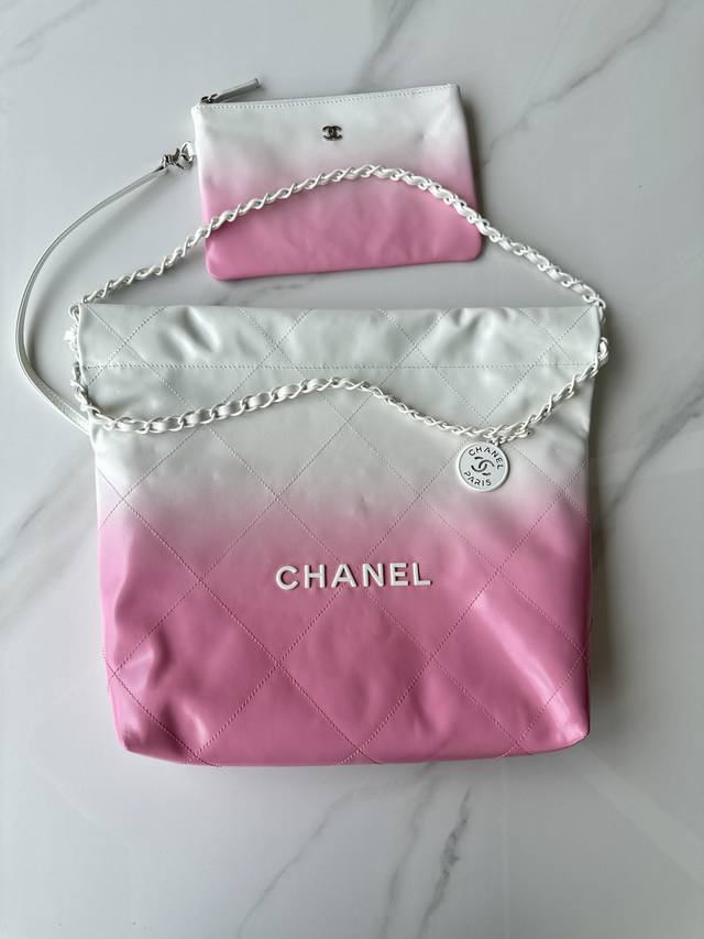 Chanel As3260喷色渐变牛皮简介:原单质量，经典之作，华丽与气质的前沿，是你意想不到的尊贵。皮种:原单进口牛皮，里配原版布。五金:原版五金配制尺寸:3