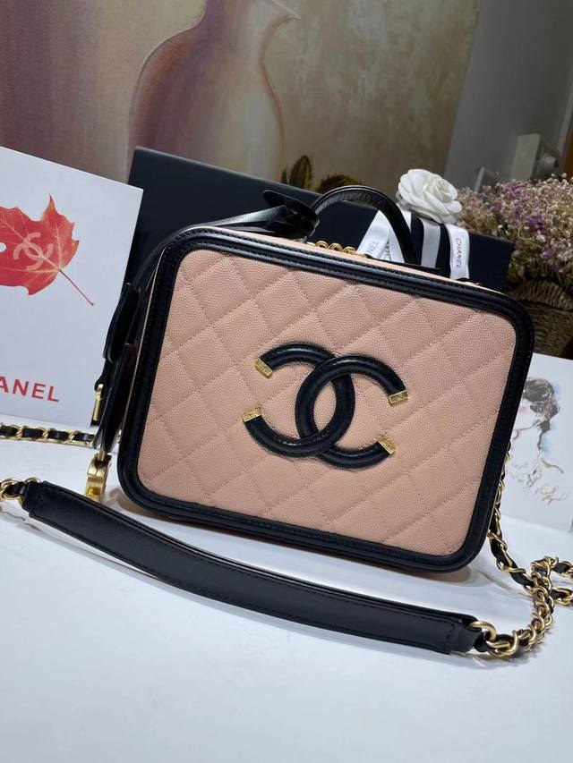 Chanel 93342化妆包 别具一格的设计理念 立体感logo原厂鱼子酱牛皮配戴厚实纯钢轻纱金锁头和钥匙分开两个挂件 大大的提升整个包的上身效果非常赞21