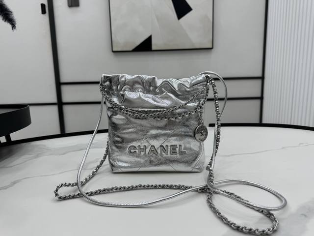 As3980 Chanel 23S Mini垃圾袋 2024春夏系列小小垃圾袋又酷又飒 亮面牛皮 时尚圈的领头军 22Bag已经成为托特包中的顶流 尺寸:19*