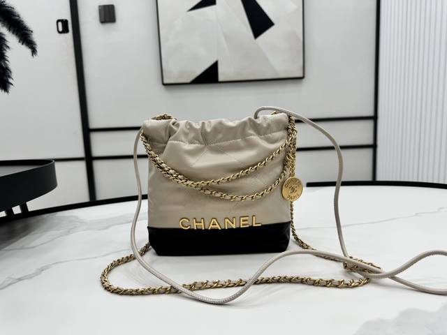 As3980 Chanel 24C Mini垃圾袋 2024春夏系列 配皮拼接小小垃圾袋又酷又飒 时尚圈的领头军 22Bag已经成为托特包中的顶流 尺寸:19*