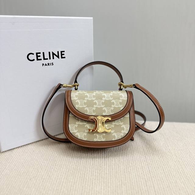 正品级 新品上线 Celine23早春lisa同款 Mini马鞍包～Besace 凯旋门 实物真的好美复古又时髦，怎么搭都好看那种！设计圆弧形底部和翻盖更显年轻