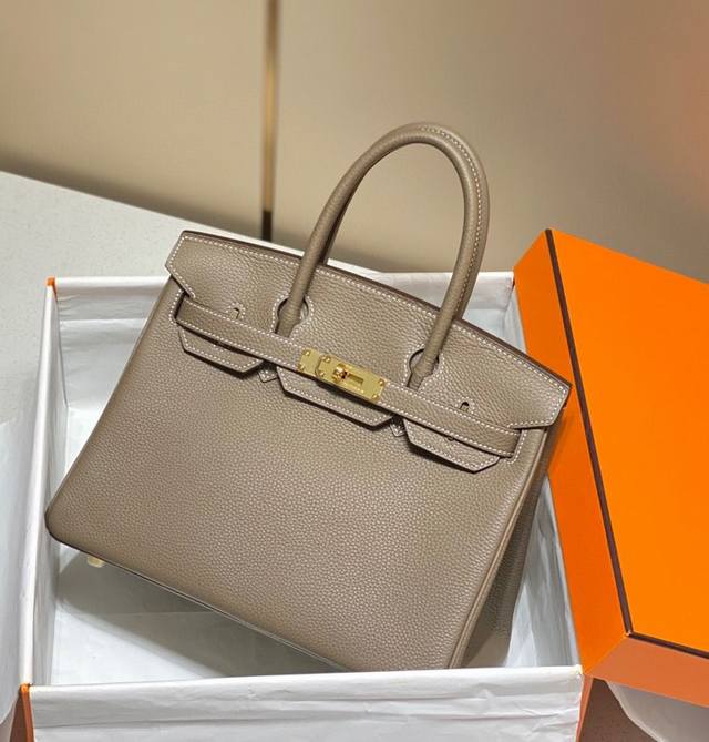 正品级 B 大象灰 金 相信就算对时尚不感兴趣的人都应该知道birkin Bag铂金包的大名. 而在众多奢侈品包包中，出镜最高频率，也最亮眼的就是爱马仕的铂金包