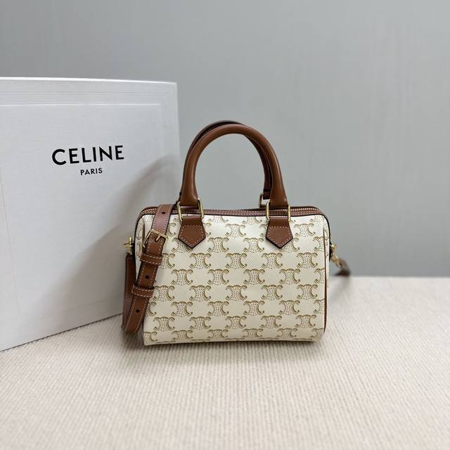 正品级 新品上线 Celine 小号标志印花牛皮革波士顿包triomphe Canvas标志印花，小号不大不小上身刚刚好、高个子和小个子都可以驾驭啦～牛皮革包边