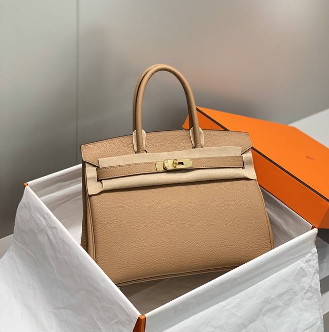 正品级 新颜色｜奶茶色 相信就算对时尚不感兴趣的人都应该知道birkin Bag铂金包的大名. 而在众多奢侈品包包中，出镜最高频率，也最亮眼的就是爱马仕的铂金包