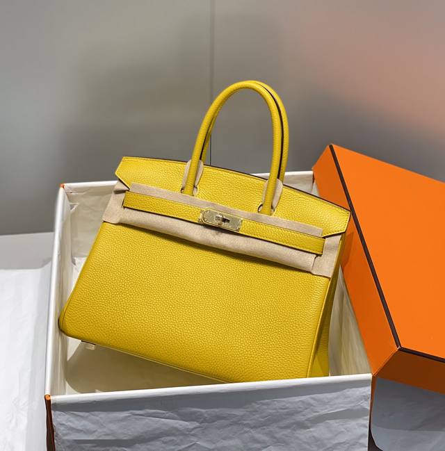 正品级 B 琥珀黄 相信就算对时尚不感兴趣的人都应该知道birkin Bag铂金包的大名. 而在众多奢侈品包包中，出镜最高频率，也最亮眼的就是爱马仕的铂金包 3