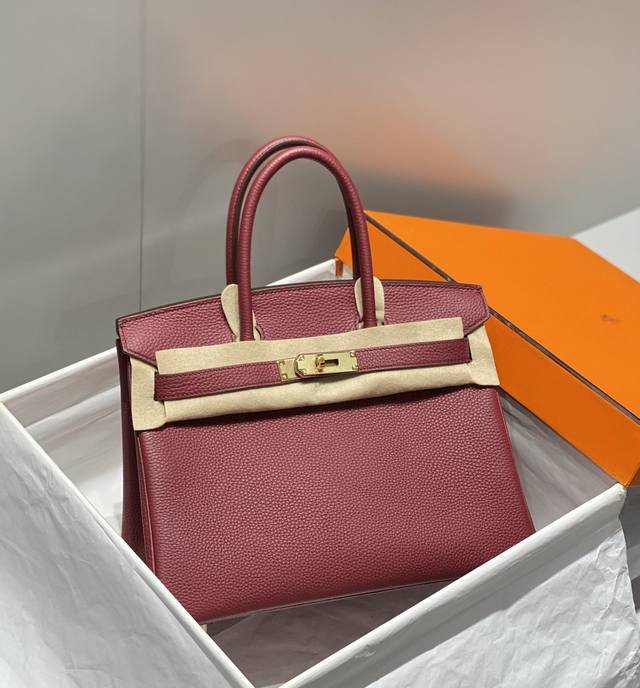 正品级 B 波尔多红 相信就算对时尚不感兴趣的人都应该知道birkin Bag铂金包的大名. 而在众多奢侈品包包中，出镜最高频率，也最亮眼的就是爱马仕的铂金包