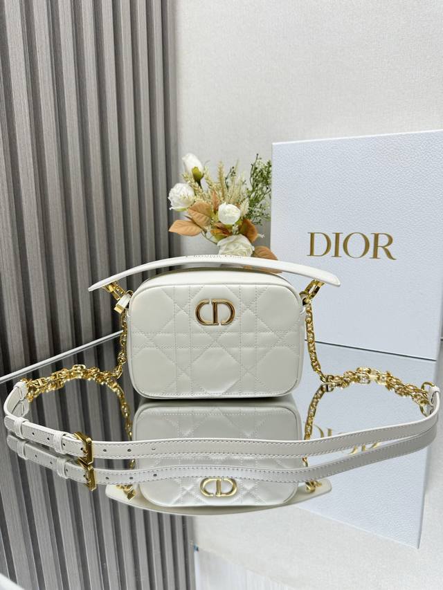 正品级 小号 新款dior Caro 顶部手柄相机包 白色 这款 Dior Caro 顶部手柄相机包是二零二四春夏成衣系列新品，精致实用。小号款式，采用白色牛皮