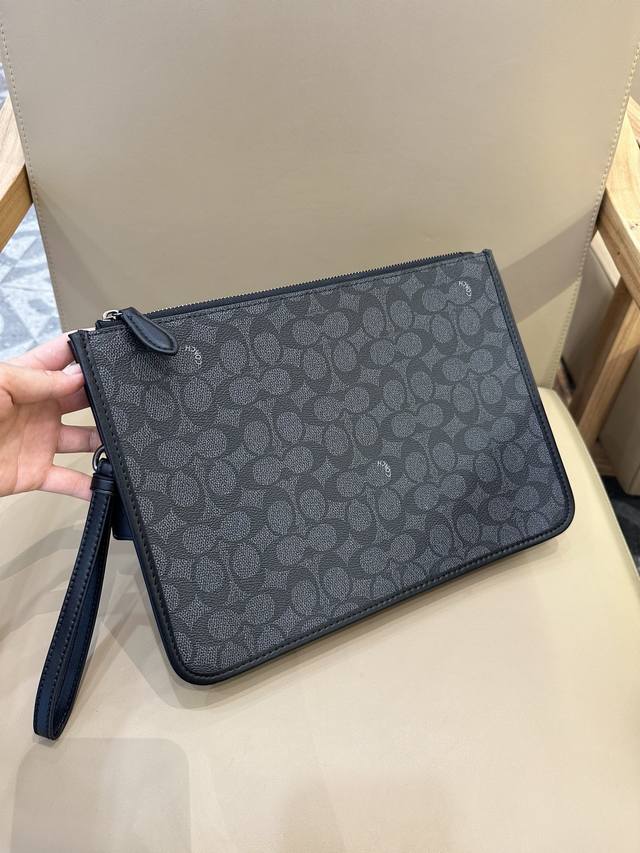 新款 Coach 蔻驰cr786 Cr787男士经典标志charter手包，人造革配牛皮革，2个信用卡槽，内置多功能袋，顶部拉链开合，织物衬里可拆卸腕带 30.