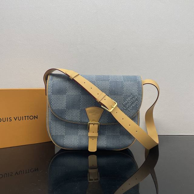 顶级原单n40743 本款 Montsouris 中号邮差包选用 Damier Denim 3D 棉质帆布塑造圆润廓形，令别致格纹肌理呈现柔软质感。Montso